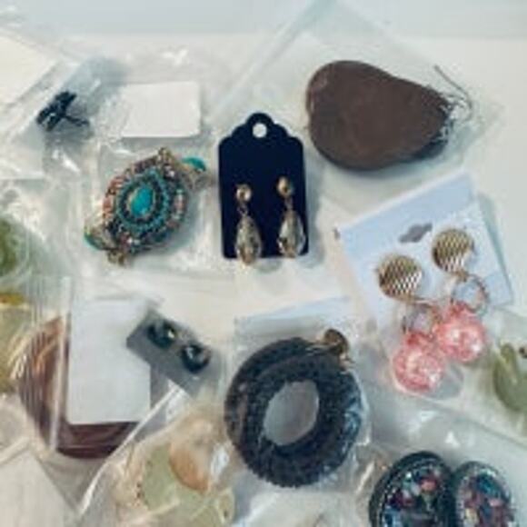 30 Pairs of Assorted Earrings - Picture 4 of 6